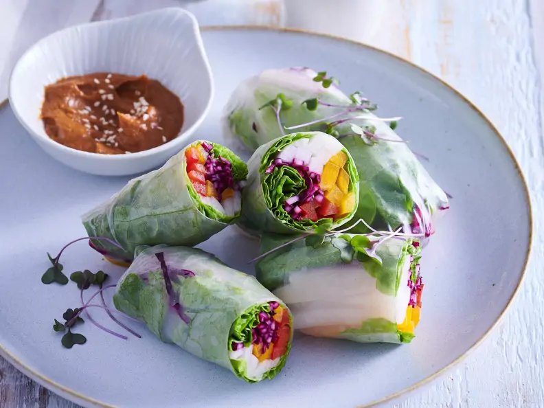 Asiatische Sommerröllchen mit Erdnuss-Dip