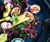 Rote-Bete-Quinoa-Salat mit Avocado und Eiern