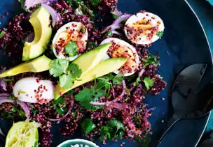 Rote-Bete-Quinoa-Salat mit Avocado und Eiern