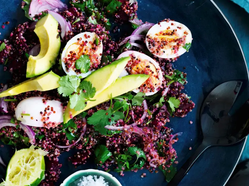 Rote-Bete-Quinoa-Salat mit Avocado und Eiern