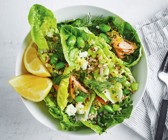 Quinoa-Bowl mit dicken Bohnen und Lachs