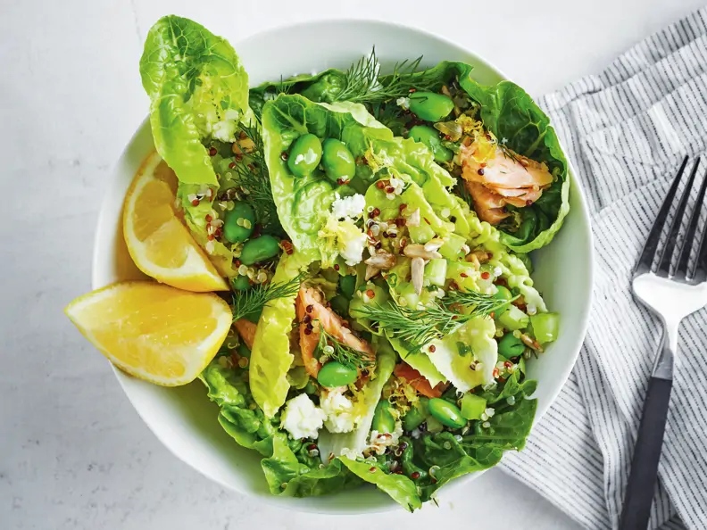 Quinoa-Bowl mit dicken Bohnen und Lachs