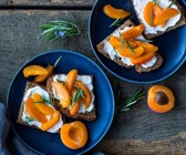 Aprikosen-Brote mit Ziegenfrischkäse