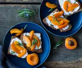 Aprikosen-Brote mit Ziegenfrischkäse