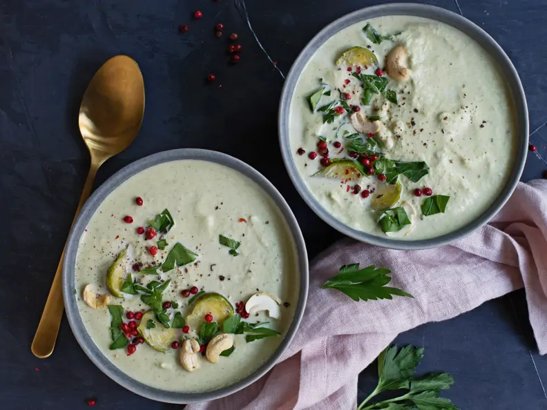 Rosenkohl-Dattel-Cashew-Suppe