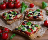 Pizza-Toasts mit Tomaten, Oliven und Mozzarella