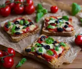 Pizza-Toasts mit Tomaten, Oliven und Mozzarella