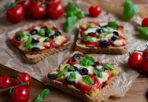 Pizza-Toasts mit Tomaten, Oliven und Mozzarella