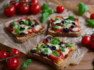 Pizza-Toasts mit Tomaten, Oliven und Mozzarella