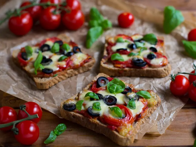 Pizza-Toasts mit Tomaten, Oliven und Mozzarella
