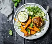 Hähnchen-Zucchini-Patties mit Süßkartoffeln und Dip