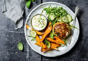 Hähnchen-Zucchini-Patties mit Süßkartoffeln und Dip