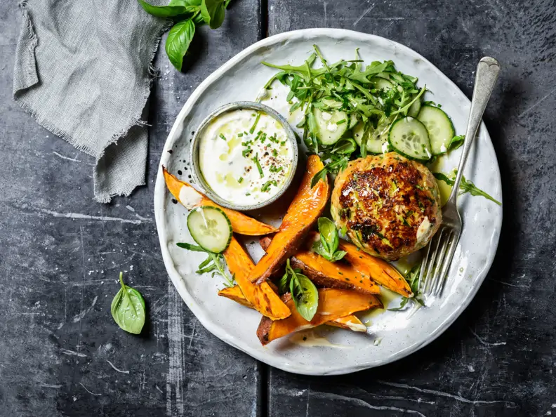 Hähnchen-Zucchini-Patties mit Süßkartoffeln und Dip