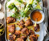Buffalo-Hähnchenschenkel mit Salat-Wedges