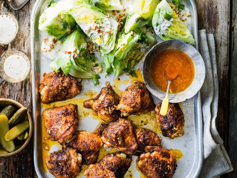 Buffalo-Hähnchenschenkel mit Salat-Wedges