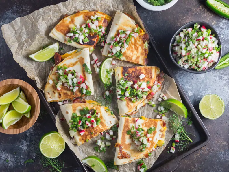 Quesadillas mit bunter Salsa
