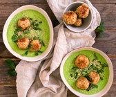 Erbsen-Minz-Suppe mit Reis-Sesam-Bällchen