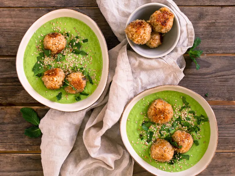 Erbsen-Minz-Suppe mit Reis-Sesam-Bällchen