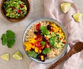 Mexiko-Bowl mit Reis, Mais, Bohnen und Guacamole