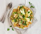 Kichererbsen-Pasta mit Weichkäse und Birnen