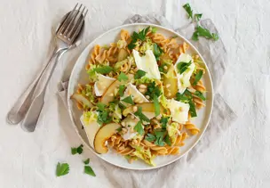 Kichererbsen-Pasta mit Weichkäse und Birnen