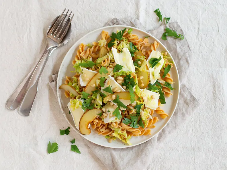 Kichererbsen-Pasta mit Weichkäse und Birnen