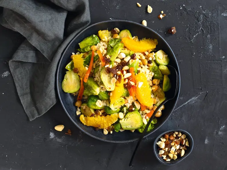 Rosenkohl-Reis-Pfanne mit Studentenfutter-Topping
