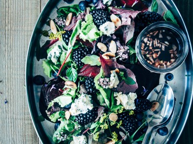 Leckere Mix aus würzigem Käse und süßen Beeren, der reichlich Antioxidantien enthält