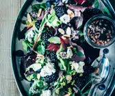 Salat mit Beeren, Mandeln und Blauschimmelkäse