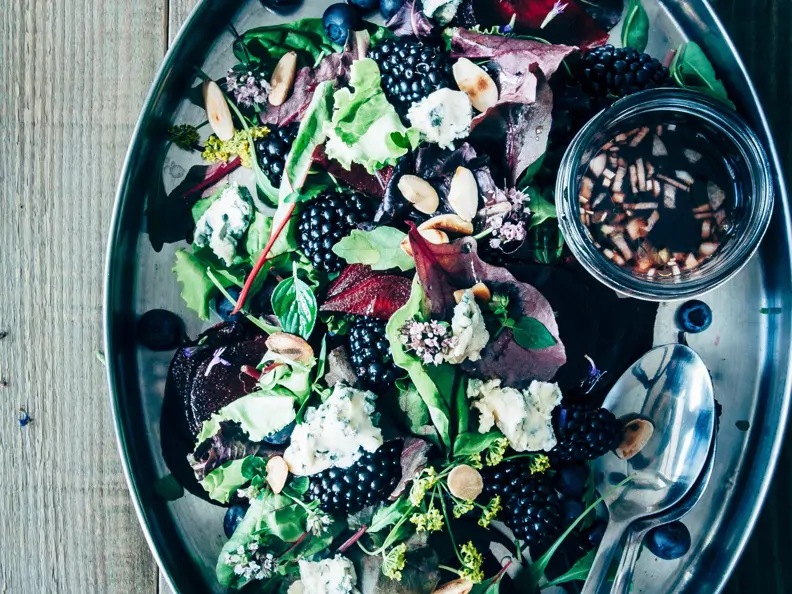 Salat mit Beeren, Mandeln und Blauschimmelkäse