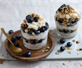 Milchreis-Trifle mit Heidelbeeren und Haferflocken-Crumble