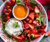 Tomatensalat mit Erdbeeren und Dips