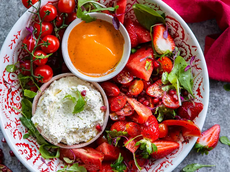 Tomatensalat mit Erdbeeren und Dips
