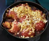 Crumble mit pochierten Quitten