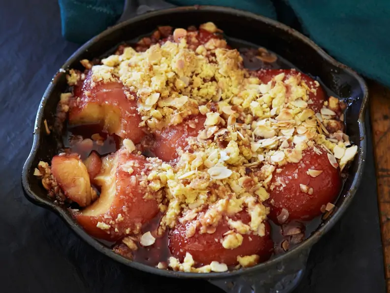 Crumble mit pochierten Quitten