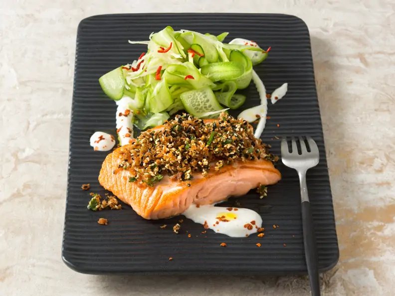 Wildlachs in Sesam-Pfeffer-Kruste, Gurke, Ingwer, Kardamomjoghurt