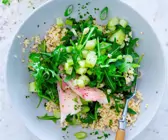 Hirsesalat mit Räucherforelle, Rucola und Gurke