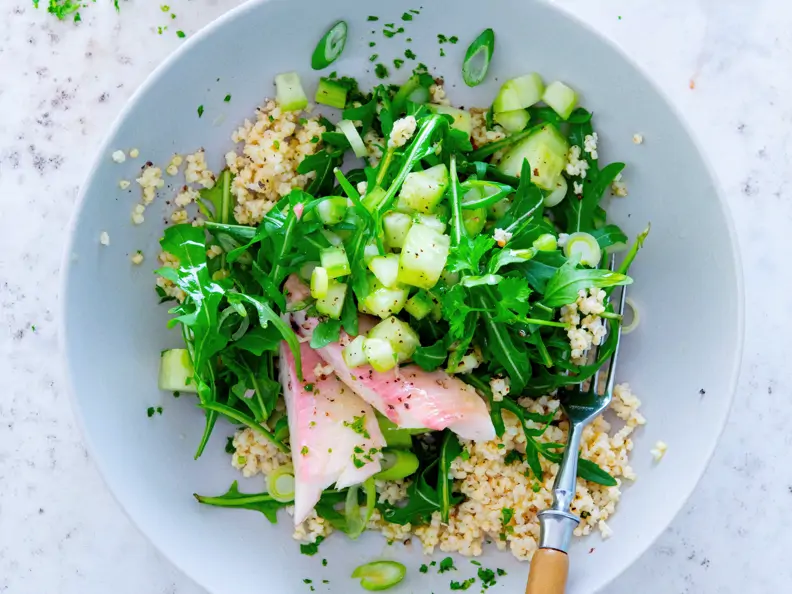 Hirsesalat mit Räucherforelle, Rucola und Gurke