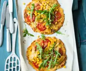 Blumenkohl-Lupinen-Pizza mit Mais und Rucola