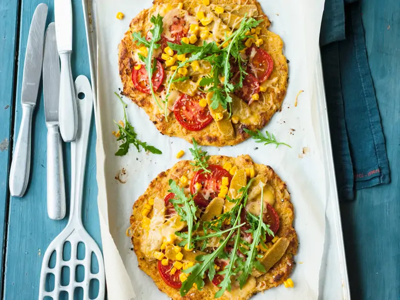 Blumenkohl-Lupinen-Pizza mit Mais und Rucola