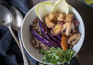 Buchweizen-Bowl mit Sesamtofu