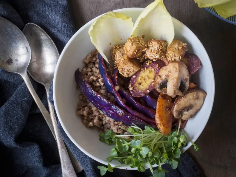 Buchweizen-Bowl mit Sesamtofu