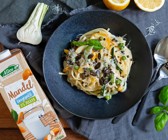 Bio-One-Pot-Pasta mit Zucchini, Erbsen und Linsen