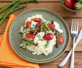 Grünes Spargel-Risotto mit Blauschimmelkäse und Erdbeeren