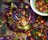 Rotkohlsteaks mit Haselnuss-Dressing