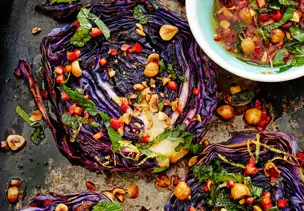 Rotkohlsteaks mit Haselnuss-Dressing