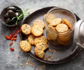 Oliven-Parmesan-Cracker mit Chili