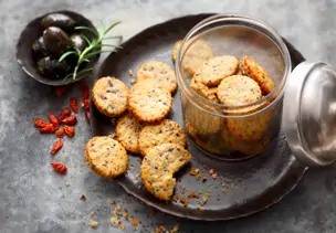 Oliven-Parmesan-Cracker mit Chili