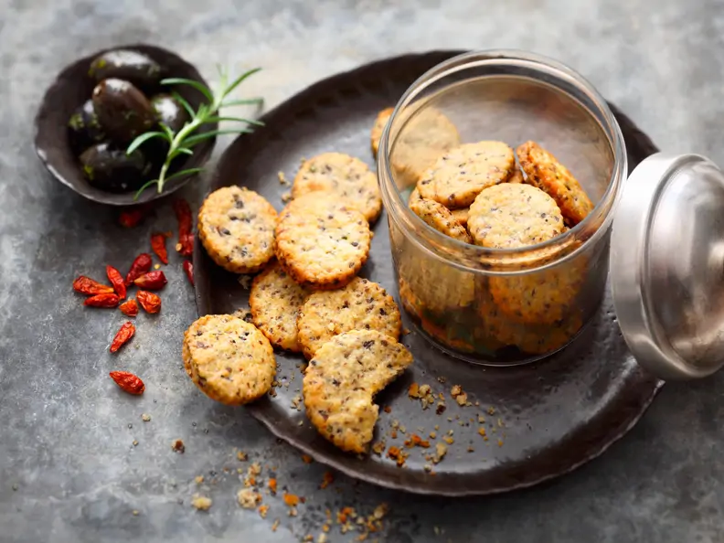 Oliven-Parmesan-Cracker mit Chili