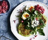 Grüne Erbsenpuffer mit Ei, Ziegenkäse und roten Zwiebeln